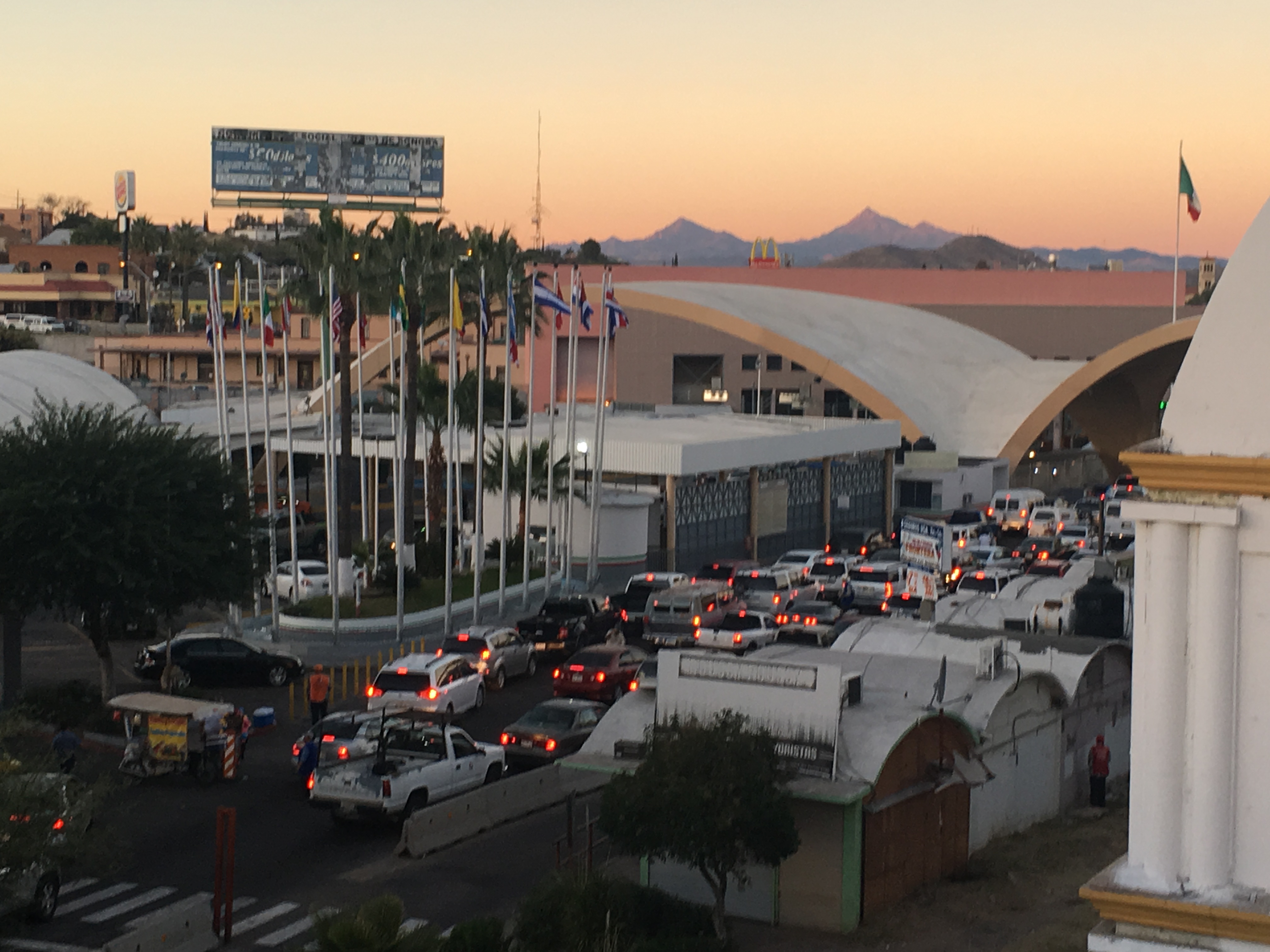 Manifestantes en Nogales impiden a estadounidenses cruzar la