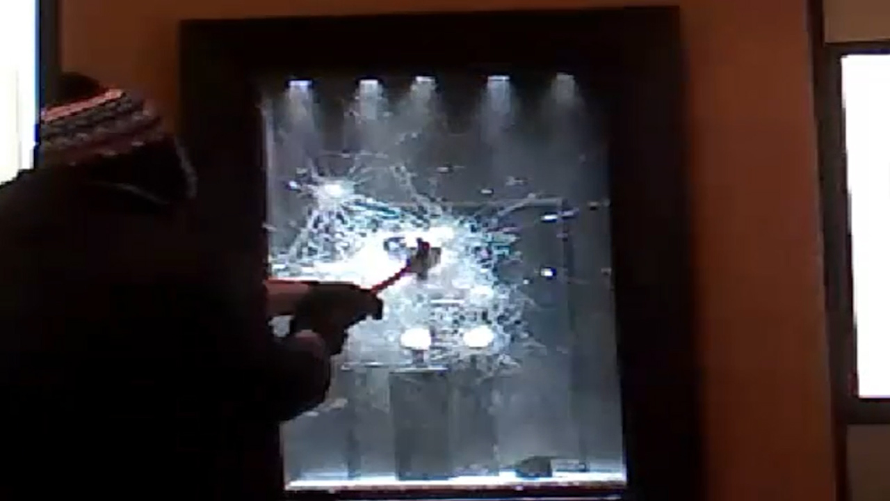 Watch Jewelry heist suspect has trouble smashing glass U.S. News
