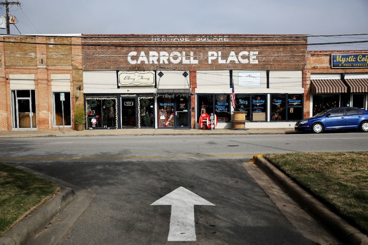Mesquite Leaders Hope Things Will Start Looking Up For Downtown A View Of Carroll Place In The Square Downtown Mesquite Surrounded By Historic Brick Buildings Curly Has Up Its Holiday Decor