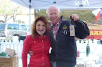 El propietario y agricultor de Texas Olive Ranch, Jim Henry, con Georgann Rosamund. White Rock Soap Gallery, en la carpa junto a la suya en Local, usa su aceite de oliva en algunos de sus jabones. (Kim Pierce)