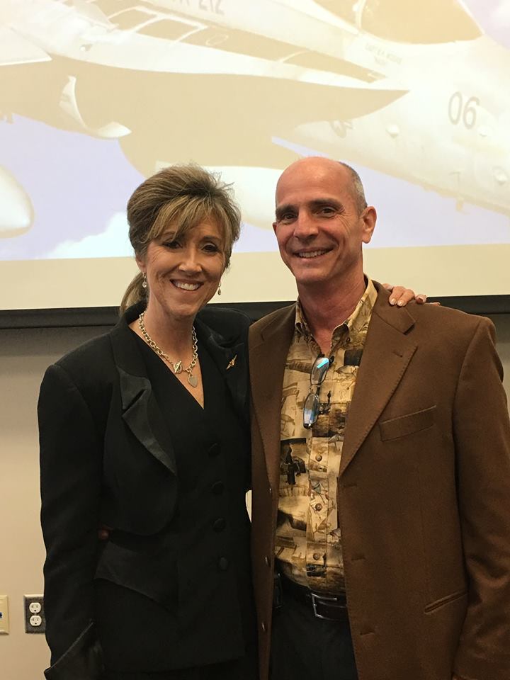 After Landing Troubled Southwest Plane Pilot Tammie Jo Shults Hugged Passengers Texted God Is Good