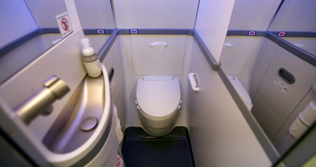 Î‘Ï€Î¿Ï„Î­Î»ÎµÏƒÎ¼Î± ÎµÎ¹ÎºÏŒÎ½Î±Ï‚ Î³Î¹Î± U.S. airlines are designing smaller bathrooms to enlarge passenger space