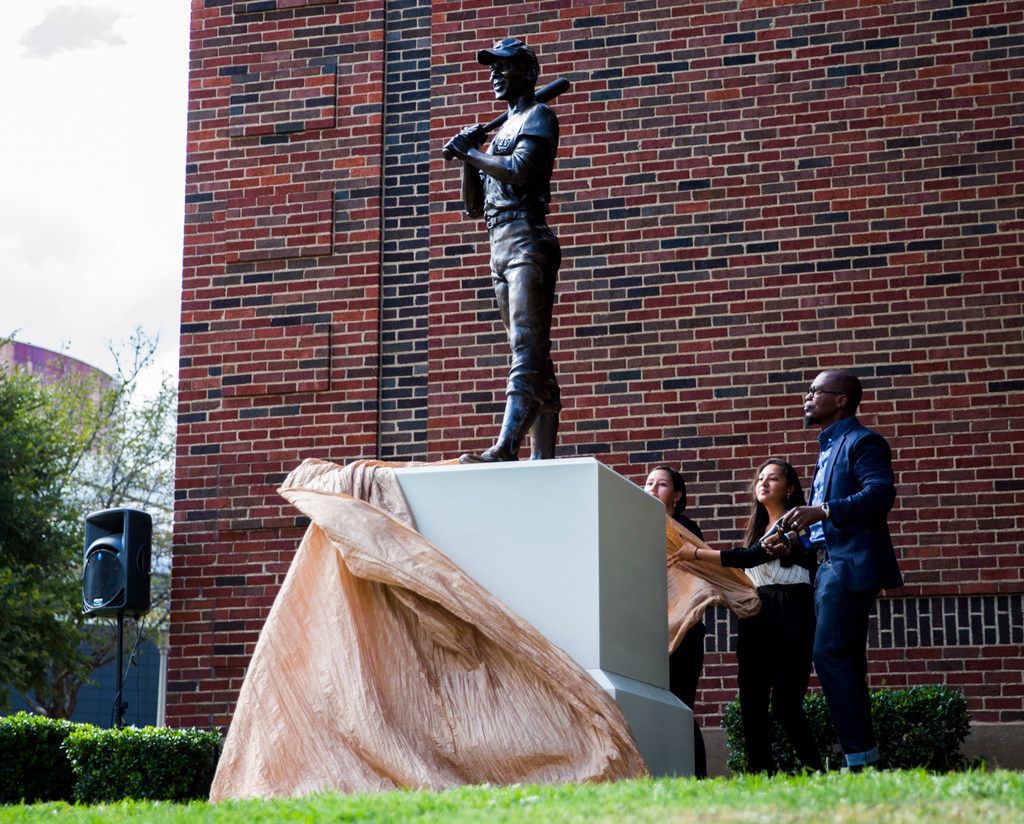 At last, Ernie Banks has a monument worthy of a Hall of Famer