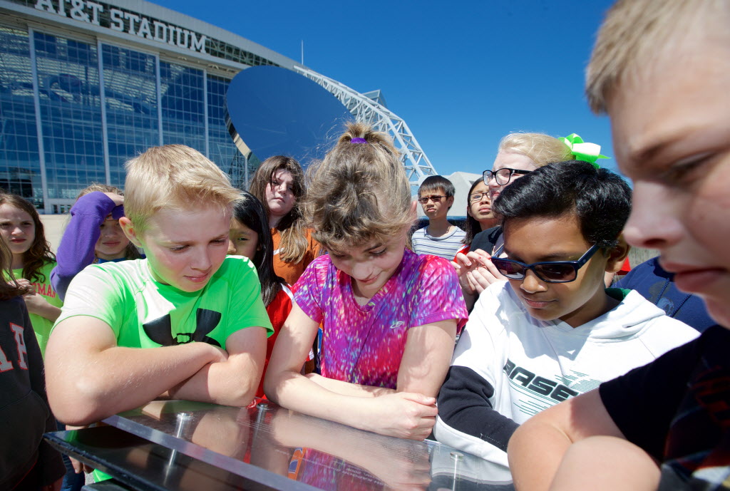 HIPPY field trip will take fathers, children on a tour of AT&T stadium