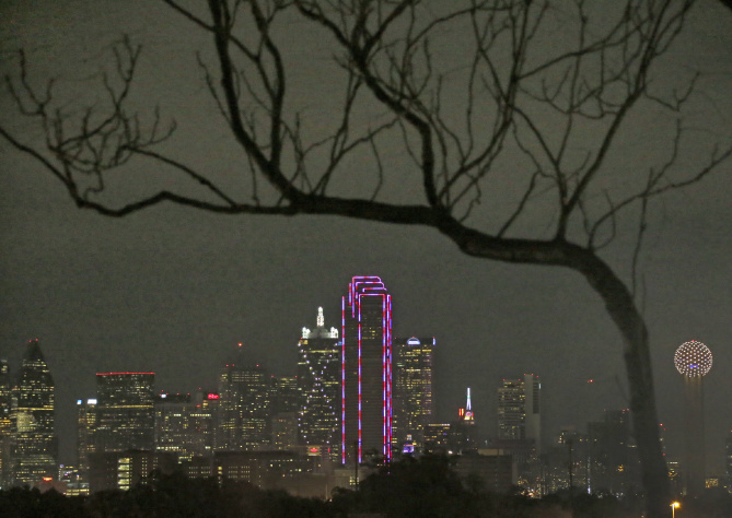 Bank Of America Plaza S Iconic Lights Return To Dallas Skyline