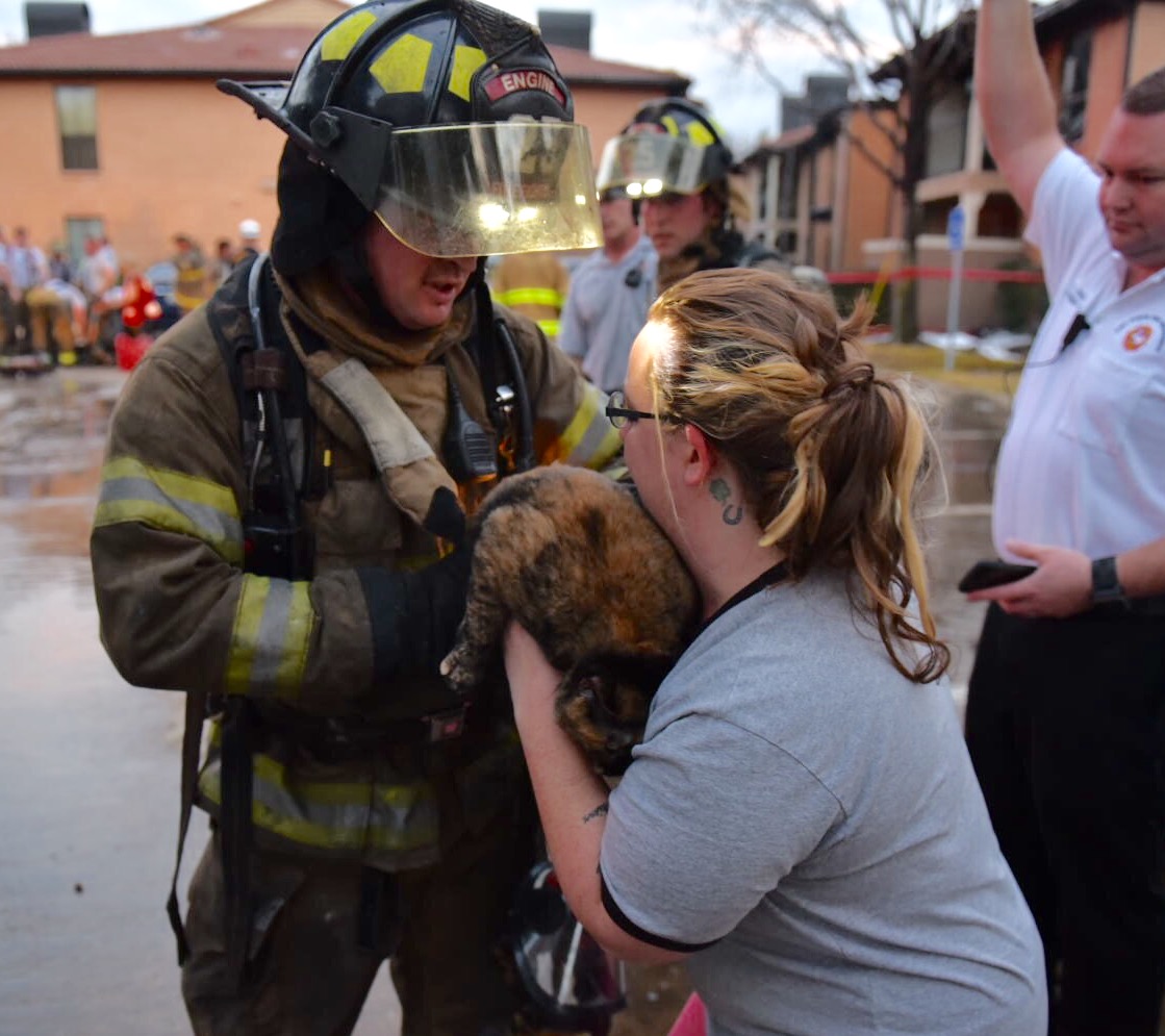 2-alarm fire in Fort Worth complex displaces residents, injures 1