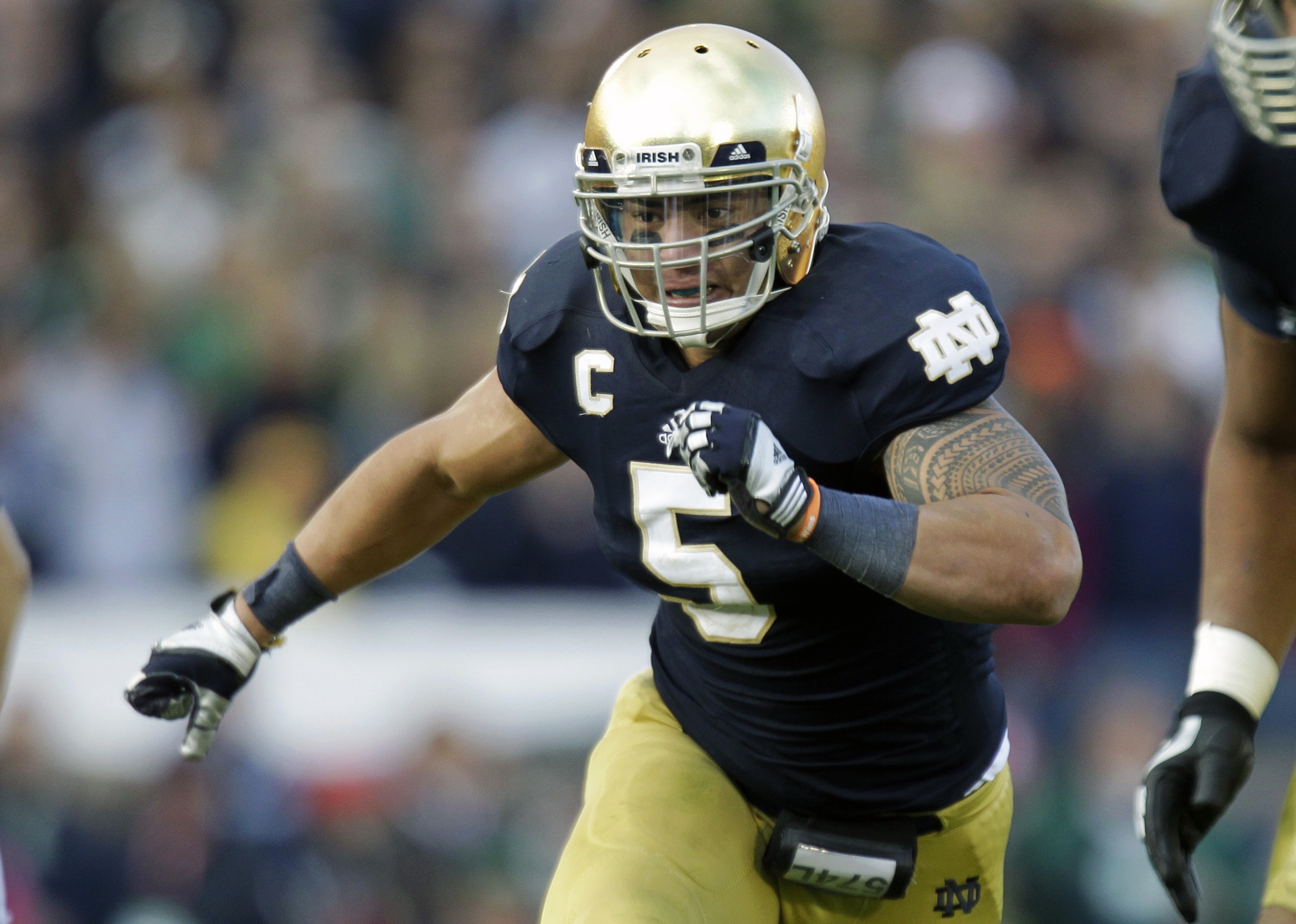 Manti Te'o has emotional reaction to Notre Dame return