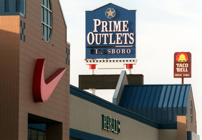Outlets at Hillsboro shopping center trying to reinvent itself
