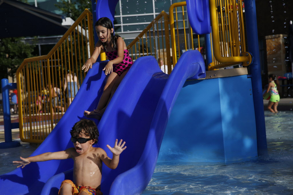 Abren las albercas de Plano; habrá horarios especiales para niños con  autismo