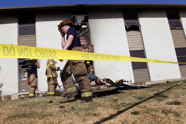 Dallas firefighter dies after falling through roof of Oak Cliff