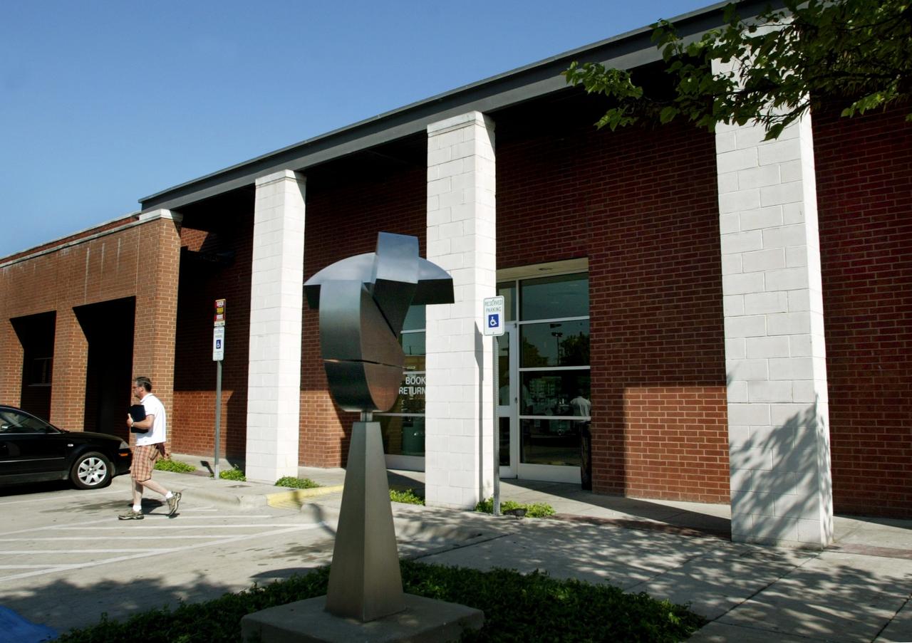 Editorial Why the Oak Lawn library should stay near the street